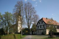 2 Kirche Pfarre vom Parkplatz klein